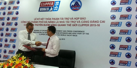 Ông Đặng Việt Dũng- Phó chủ tịch UBND TP Đà Nẵng và đại diện Công ty Clipper Ventures tại lễ ký kết.